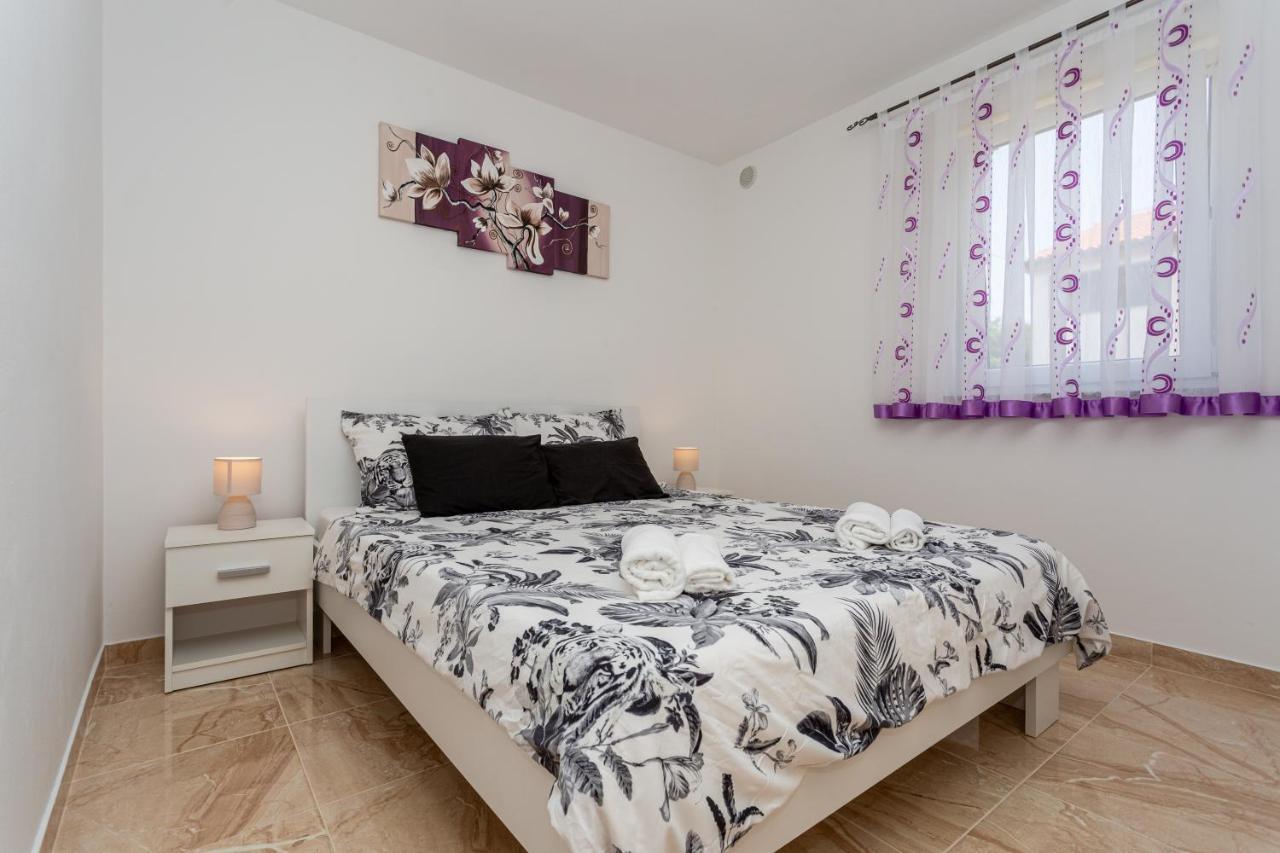 Apartment With A Private Swimming Pool, Garden & Bbq Gostinjac Kültér fotó