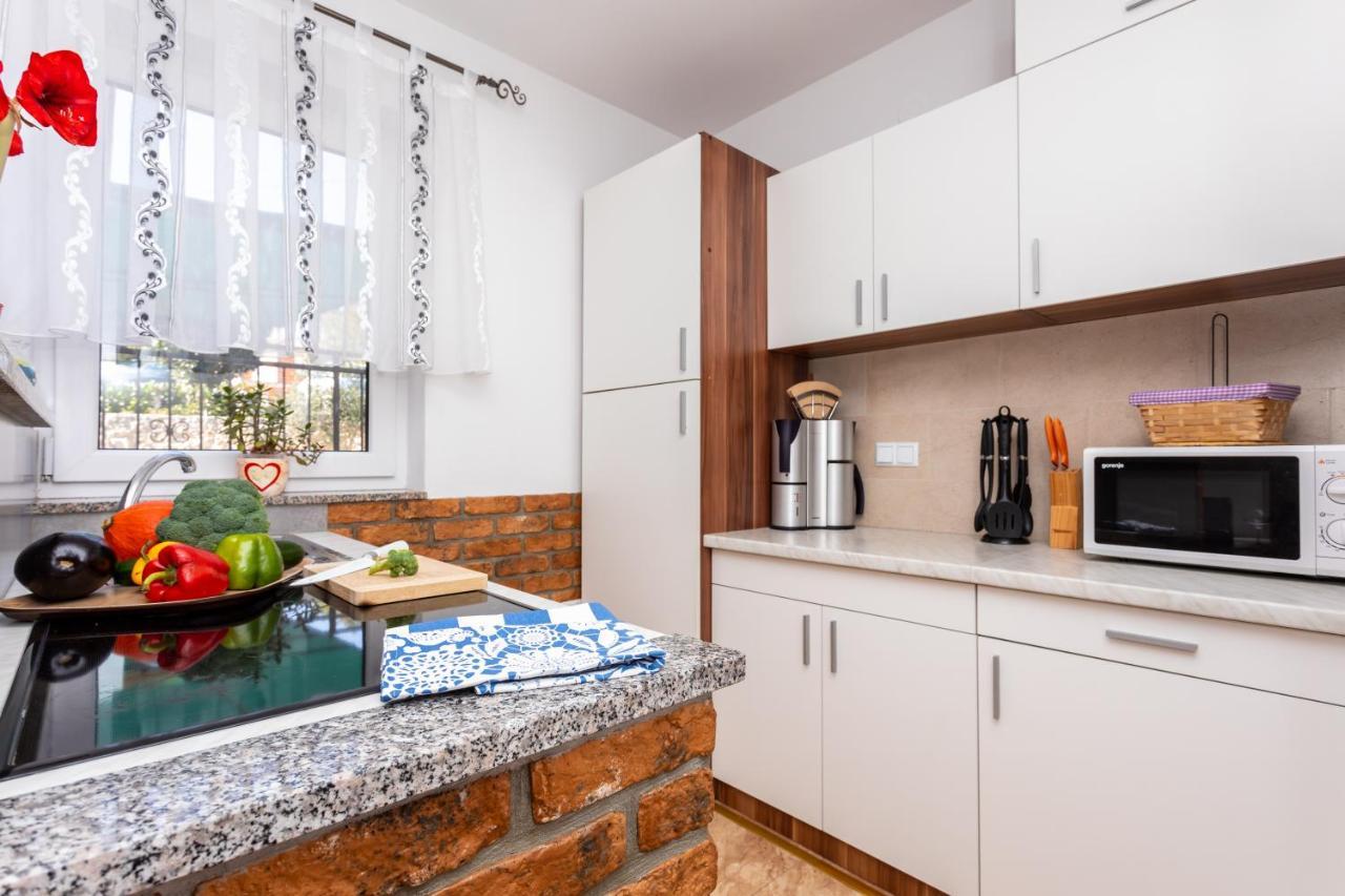 Apartment With A Private Swimming Pool, Garden & Bbq Gostinjac Kültér fotó