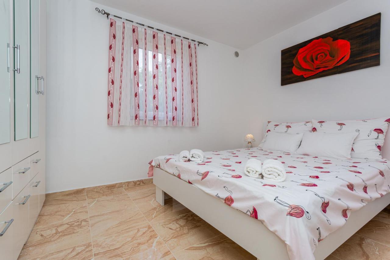 Apartment With A Private Swimming Pool, Garden & Bbq Gostinjac Kültér fotó