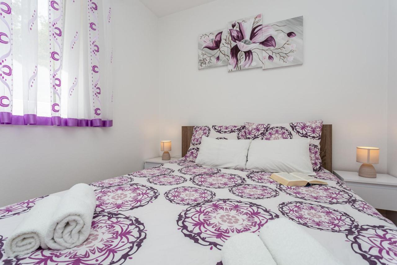 Apartment With A Private Swimming Pool, Garden & Bbq Gostinjac Kültér fotó