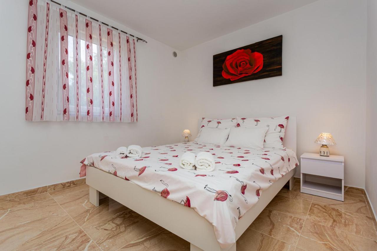 Apartment With A Private Swimming Pool, Garden & Bbq Gostinjac Kültér fotó