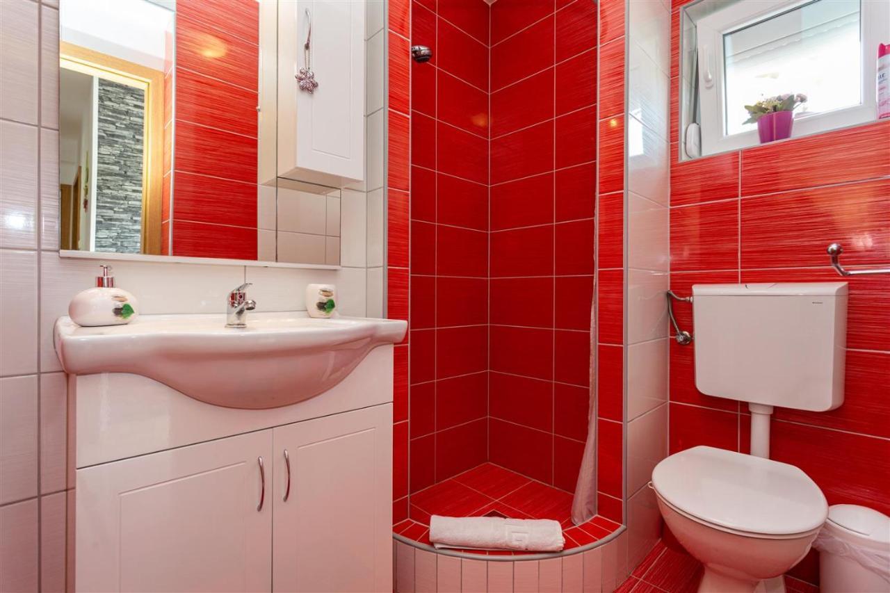 Apartment With A Private Swimming Pool, Garden & Bbq Gostinjac Kültér fotó