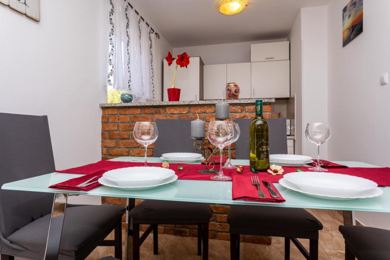 Apartment With A Private Swimming Pool, Garden & Bbq Gostinjac Kültér fotó