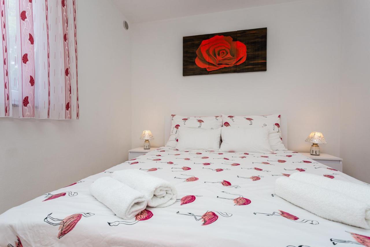 Apartment With A Private Swimming Pool, Garden & Bbq Gostinjac Kültér fotó