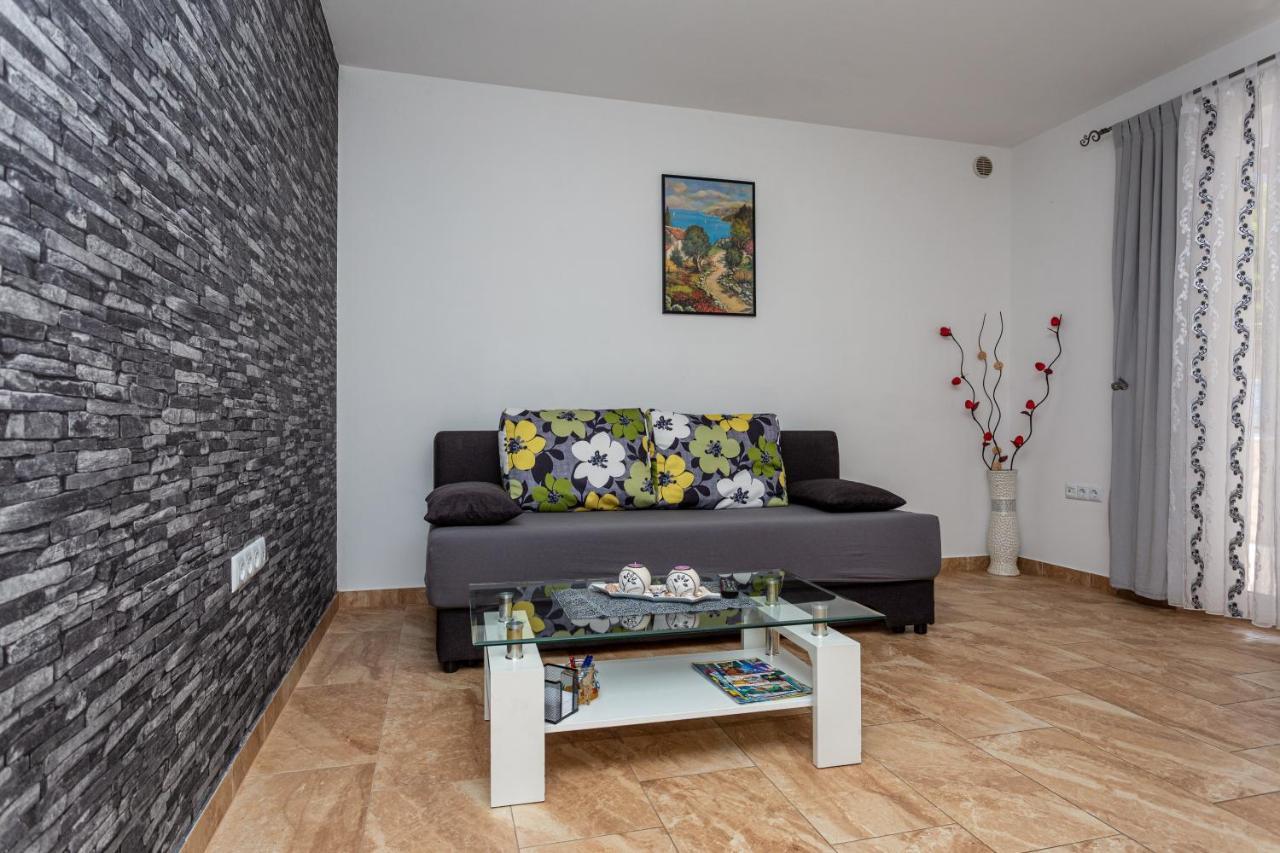 Apartment With A Private Swimming Pool, Garden & Bbq Gostinjac Kültér fotó