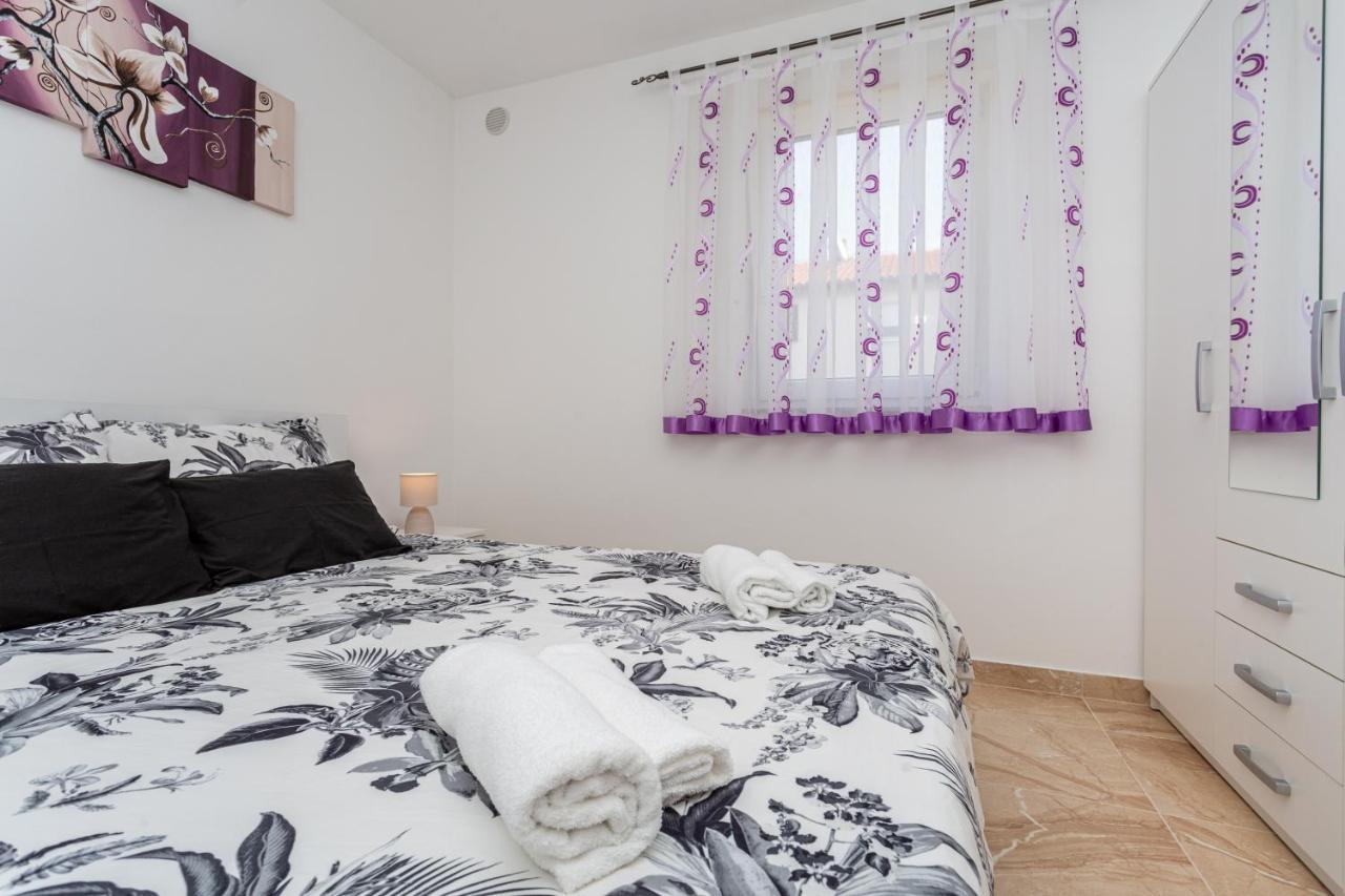 Apartment With A Private Swimming Pool, Garden & Bbq Gostinjac Kültér fotó